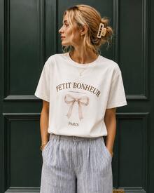Camiseta Color Crema para Mujer, Manga Corta Casual con Estampado de Moño y Texto Francés "Petit Bonheur" - Blanco - Ver 1