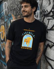 Men's Black Short-Sleeved T-Shirt With A Crew Neck And A "Caramel Made In Brazil" Print, Made From Medium-Stretch Fabric. - 黑色 - 查看 2
