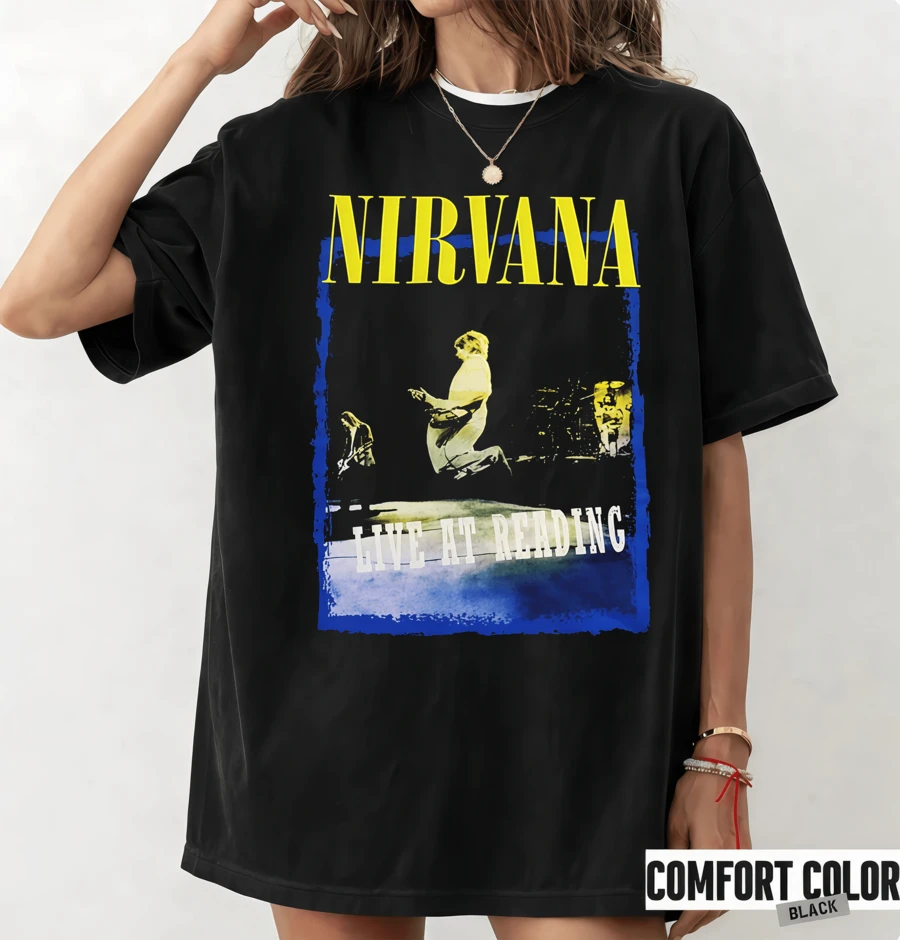 Vintage Nnirvana T-shirt, kultdesign "Live at Reading" med konsertscen och gul text, 100 % unisexbomull för grunge-fans - Svart - Visa 1