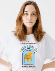 Blusa feminina de manga curta com estampa "Caramelo Fabricado no Brasil", gola redonda, estilo casual e comprimento regular. - Branco - Visão 3