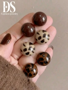 Bông tai có họa tiết