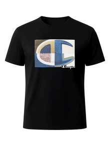 The Iconic Champion Logo Is Presented In A Contemporary Geometric Mosaic That Evokes Modernity And Sporting Tradition, Combining Textures And Shades Of Blue, Gold, And White For A Bold And Dynamic Visual Impact. This Men's T-Shirt With This Abstract Design Is Ideal For Casual Everyday Wear And Adds An Urban Touch. - 黑色 - 查看 2