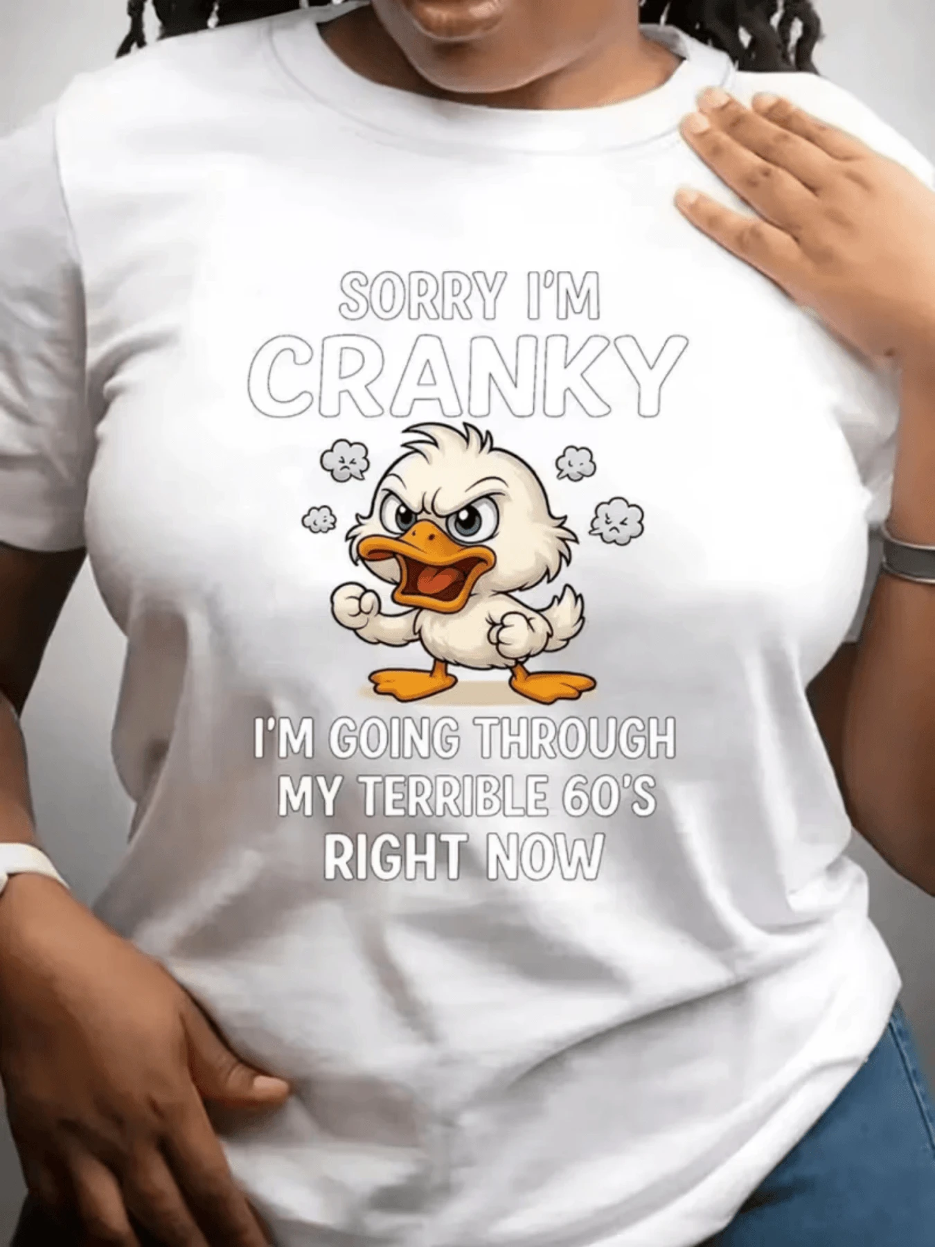 Angry Cartoon Duck Symbolizing Ironic Humor And A Fun Attitude Towards The Passage Of Time, Ideal For Confident Women. Comfortable And Modern White Casual Women's T-Shirt - 白色 - 查看 1