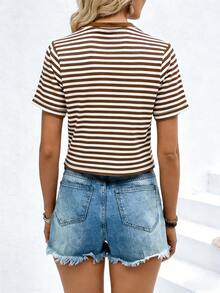 Short-Sleeved Striped T-Shirt With Round Neck, Made Of Stretchy And Breathable Ribbed Knit Fabric. Classic Design That Flatters The Figure. Versatile Garment To Match With Everything. Casual And Comfortable Style For Daily Outings Or Holidays. Ideal For Looking Chic And Relaxed At Any Time. - 咖啡棕 - 查看 3