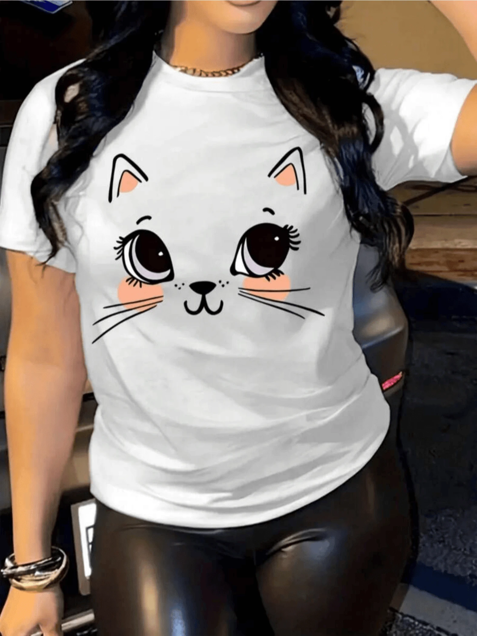 Cute Cat Face With Big Bright Eyes And Rosy Cheeks That Reflect Sweetness, Joy And An Adorable Touch, Ideal For A Casual Everyday Look. Comfortable And Modern Women's T-Shirt - 白色 - 查看 1