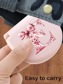 1件蝴蝶結與26字母印花縫紉套組（粉色蝴蝶結與字母圖案－提供完整A-Z字母組）｜旅行必備／縫紉初學者完美禮物／便攜迷你縫紉工具組。包含完整DIY縫紉用品與配件；旅行者及需要隨身緊急衣物修補者的理想選擇。｜迷你縫紉盒／便攜縫紉袋／完整縫紉工具組｜旅行配件、海灘度假、暑假、返校、學生用品 - 彩色 - 查看 3