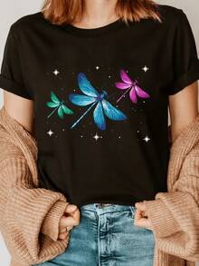 Blue, Green, And Purple Dragonflies Representing Transformation, Freedom, And Harmony, Flying Among Bright Stars, Creating A Magical And Celestial Feeling. A Modern, Comfortable, And Casual Women's T-Shirt. - 黑色 - 查看 1