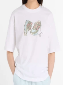 Two Pastel-Colored Sneakers Symbolize Freedom Of Movement And Everyday Energy, Perfect For Those Who Value Comfort And Urban Art. A Modern Casual Women's T-Shirt - 白色 - 查看 1
