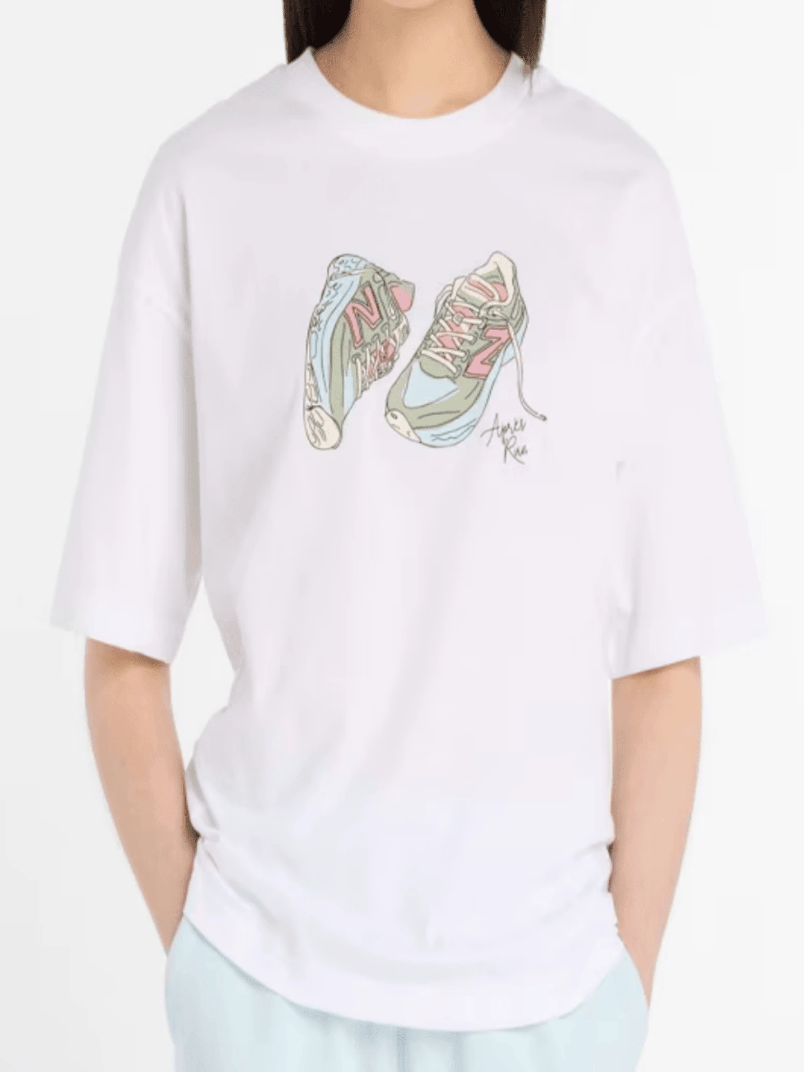 Two Pastel-Colored Sneakers Symbolize Freedom Of Movement And Everyday Energy, Perfect For Those Who Value Comfort And Urban Art. A Modern Casual Women's T-Shirt - 白色 - 查看 1
