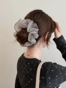 Dây buộc tóc hoa bằng vải organza trắng thanh lịch với viền đen, kiểu dáng scrunchie mỏng nhẹ, phù hợp cho cả ngày thường và dự tiệc. - Màu be - Xem 7