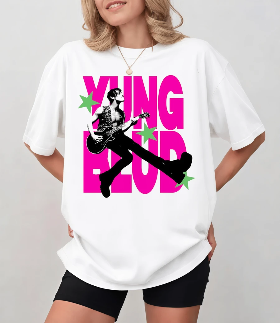 Retro punk-t-shirt med grafisk design Y-UNGBLU-D, artist in concert och rosa text, unisex avslappnad passform - Vitt - Visa 1