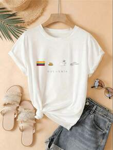 Symbols That Represent The Essence Of Colombia: Its Flag Reflecting National Pride, A Cup Evoking The Aroma Of Coffee, A Mountain Symbolizing Nature, And A Palm Tree Next To A Guitar Recalling Latin Warmth. A Comfortable, Casual Women's T-Shirt For Everyday Wear. - 白色 - 查看 1