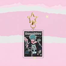 Llavero de acrílico de anime Alien Stage, llavero de personajes de dibujos animados ALNST Ivan Till Mizi Sua con broche de estrella dorada, colgante de estilo de portada de revista retro Y2K para decoración de mochila - Multicolor - Ver 9