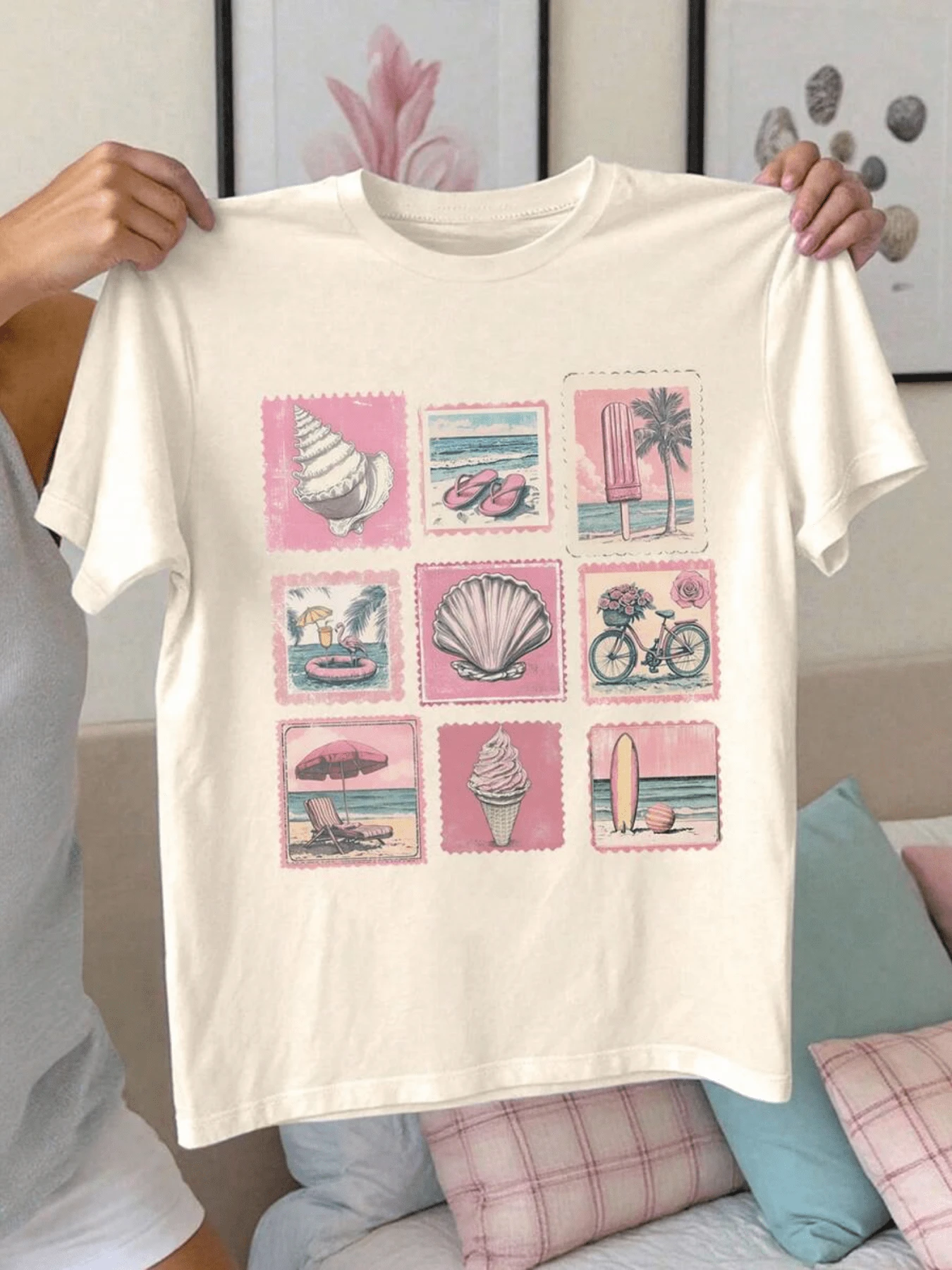 Beach Motifs With Seashells, Ice Cream, Bicycle, Palm Trees, Waves And Sunset Evoke A Peaceful Holiday With A Relaxed Retro Feel And A Sweet, Comfortable Casual Women's T-Shirt For Summer - 白色 - 查看 1