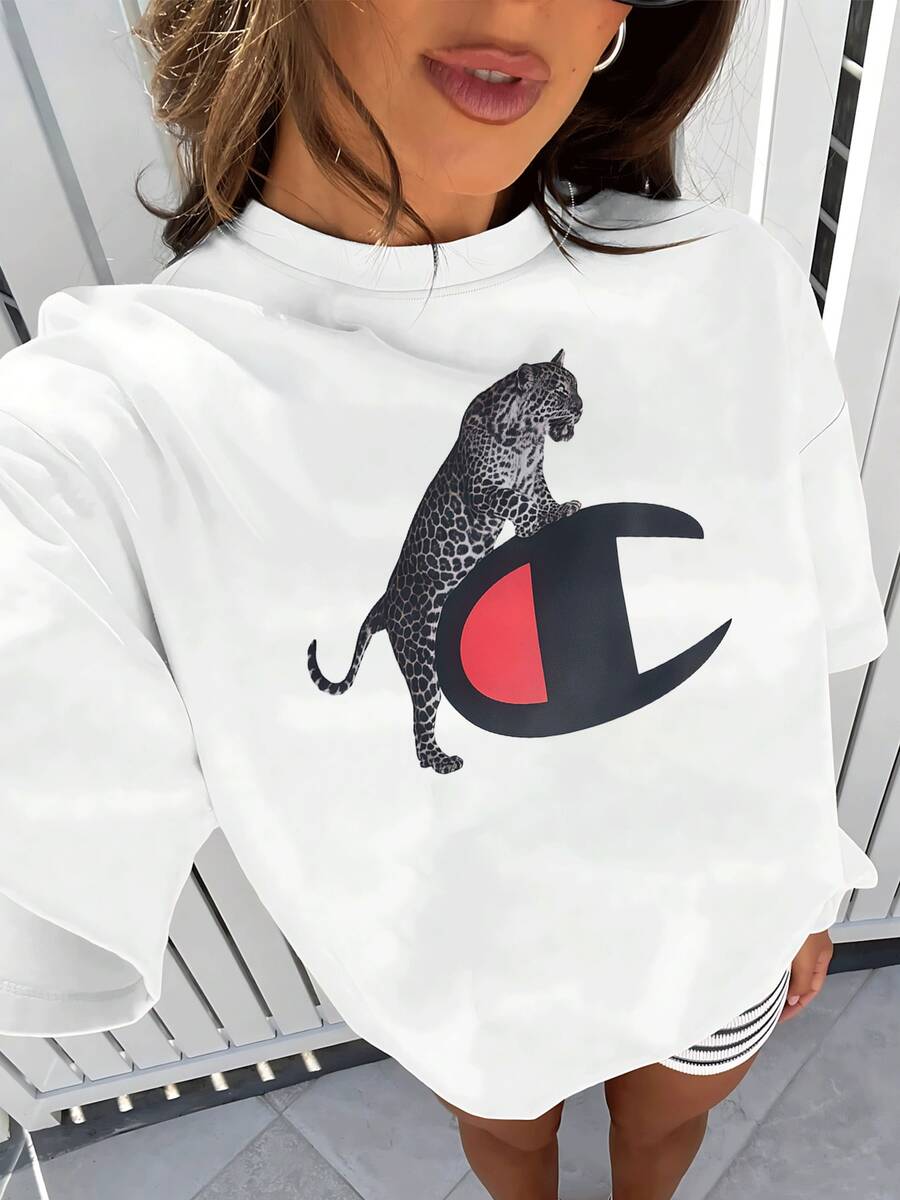 The Majestic Leopard Perched Atop The Iconic Champion Logo Symbolizes The Strength, Agility, And Wild Nature Within Us All, Representing The Audacity To Pursue Our Goals With Determination And Grace. This Women's T-Shirt Is A Statement Of Personal Power, Sporty Style, And Perfect Comfort For Bold, Confident Women Who Embrace Their Individuality With A Touch Of The Wild. - 白色 - 查看 1