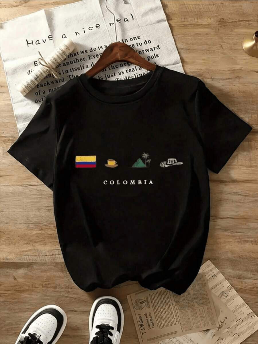 Symbols That Represent The Essence Of Colombia: Its Flag Reflecting National Pride, A Cup Evoking The Aroma Of Coffee, A Mountain Symbolizing Nature, And A Palm Tree Next To A Guitar Recalling Latin Warmth. A Comfortable, Casual Women's T-Shirt For Everyday Wear. - 黑色 - 查看 1