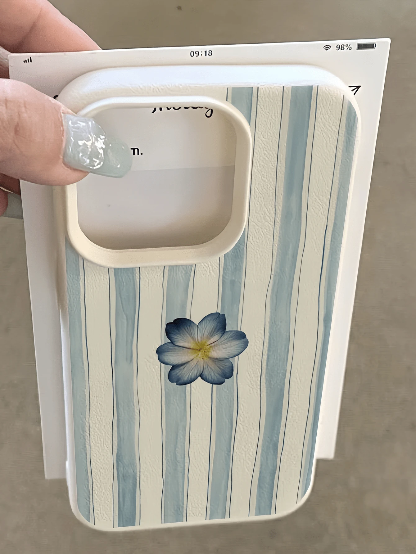1件 白色條紋青玉藍花簡約個性化 TPU 防震全包手機殼,適用於 17、16、15、14、13、12、11 Pro Max、Air 及系列,美感設計 - 彩色 - 查看 1