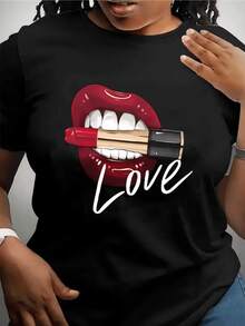 Red Lips Gently Biting A Gold Lipstick Represent Passion, Confidence, And Feminine Strength, With The Word "Love" Highlighting The Power Of Love. A Modern, Casual, Everyday Women's T-Shirt. - 黑色 - 查看 8