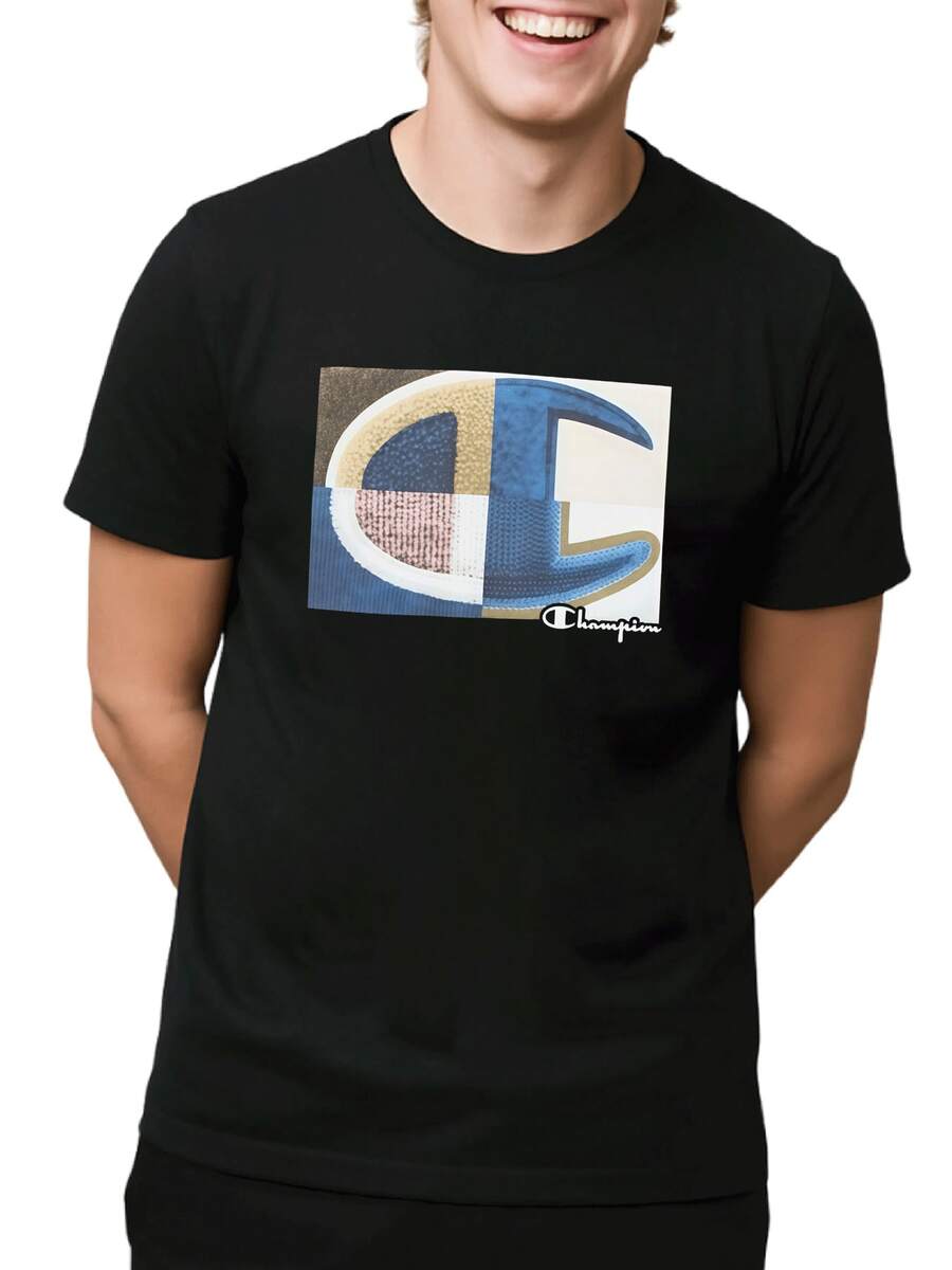 The Iconic Champion Logo Is Presented In A Contemporary Geometric Mosaic That Evokes Modernity And Sporting Tradition, Combining Textures And Shades Of Blue, Gold, And White For A Bold And Dynamic Visual Impact. This Men's T-Shirt With This Abstract Design Is Ideal For Casual Everyday Wear And Adds An Urban Touch. - 黑色 - 查看 1