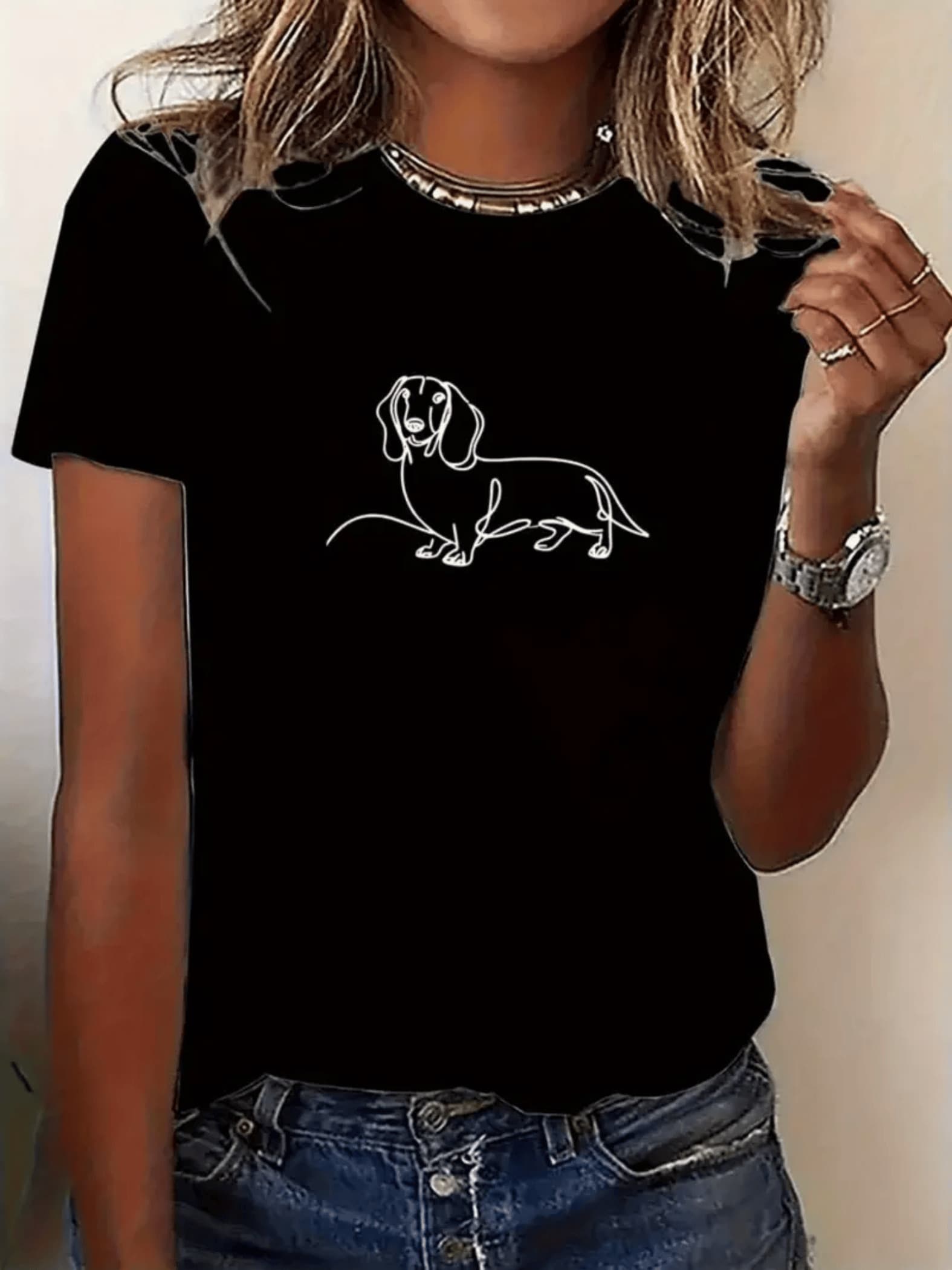 Tracing The Figure Of A Dachshund With Continuous Lines That Represent Loyalty And Everyday Joy, Inspiring Tenderness And Trust, This Modern Casual Women's T-Shirt Is Comfortable And Has An Artistic Flair, Perfect For Everyday Wear. - 黑色 - 查看 1