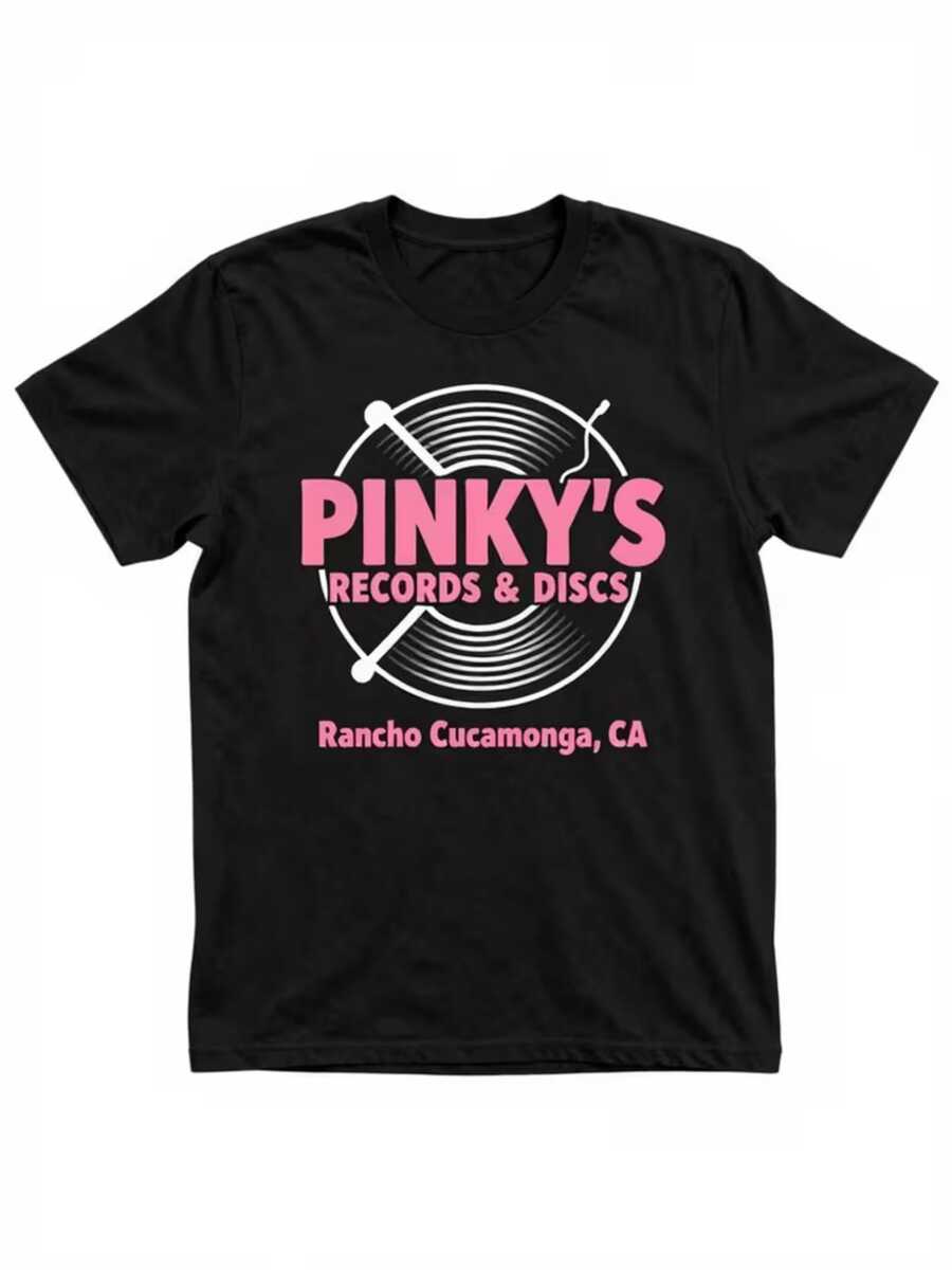 A Record With Crossed Needles Symbolizes The Passion For Music And The Retro Energy Of Vinyl Records, With Pink Lettering That Evokes A Cheerful And Dynamic Urban Atmosphere. A Modern, Casual, Comfortable Women's T-Shirt For Everyday Wear. - 黑色 - 查看 1