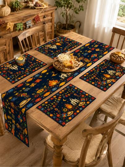 Ensemble de décoration de table à dîner bleu marine pour la fête de juin au Brésil, comprenant un long chemin de table, 4 sets de napperons, avec des drapeaux triangulaires colorés, des lanternes en papier, un feu de camp, une petite église, la lune et les étoiles, des motifs floraux ruraux et des lumières de fête. Convient pour une fête de la fête de juin, un rassemblement thématique brésilien.