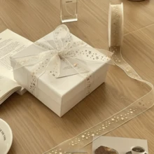 360英寸金箔星形缎带，表面覆有塑料金星，适用于工艺品制作、装饰扎带和优雅礼品包装，质地光滑。 - 查看 6