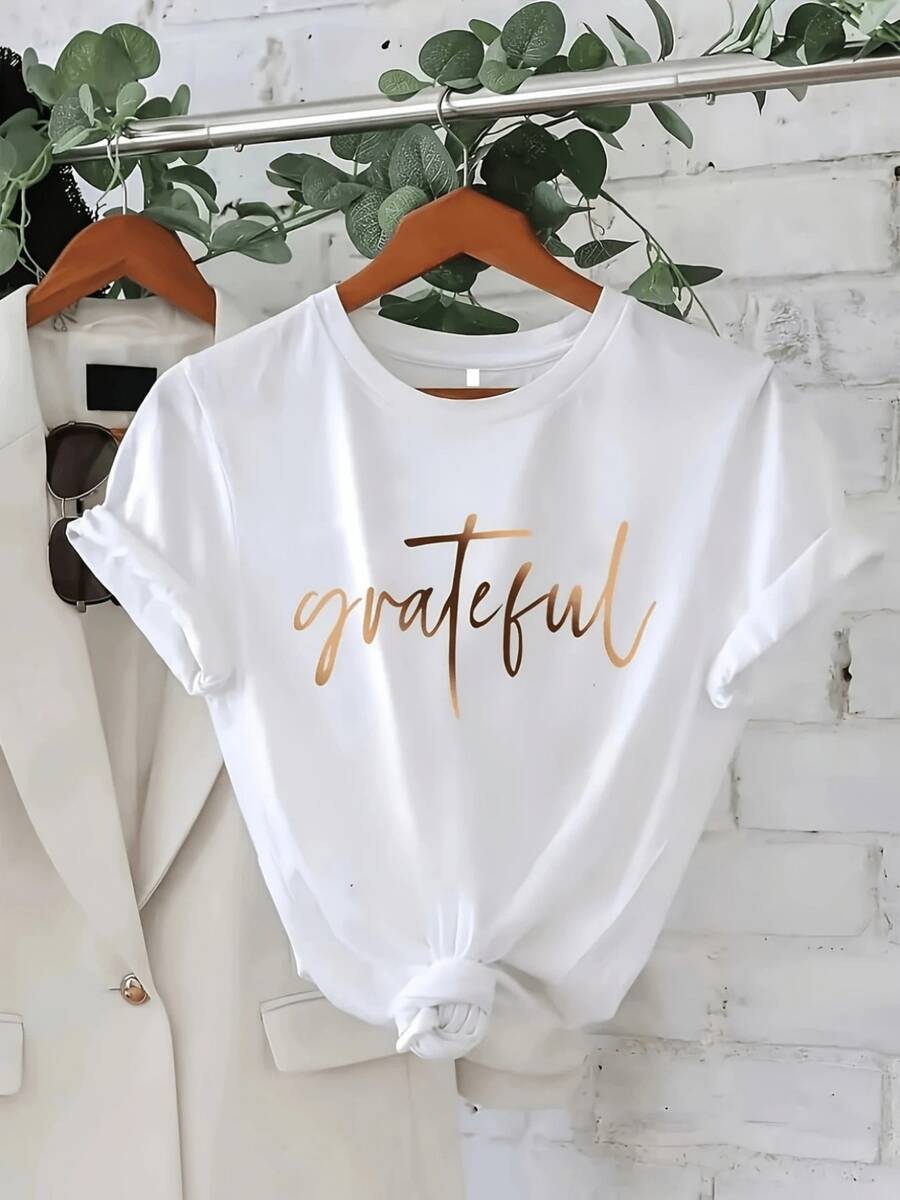 Ropa de mujer de talla grande, camiseta holgada de corte amplio para mujer, estampada con la palabra "Gratitude" en letra cursiva dorada - top transpirable de manga corta y cuello redondo, se puede combinar con un cárdigan, adecuada para el uso diario, lavable a máquina (tallas 1XL-5XL), diseñada específicamente para el vestuario de mujeres de talla grande. - Blanco - Ver 1