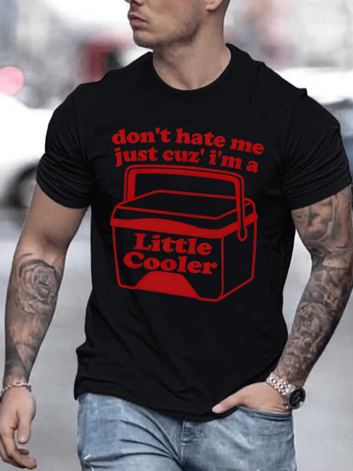 Portable Red Box Symbolizing The Fun And Relaxed Spirit Of Summer With A Humorous Message That Conveys Confidence And Originality, Perfect For Casual Days And Joyful Moments. Cool, Modern Men's Casual T-Shirt For Going Out. - 黑色 - 查看 1