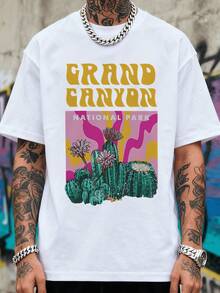 Cactos vibrantes y flores del desierto que evocan la inmensidad del Gran Cañón bajo un cielo de tonos púrpura y dorado transmiten fuerza y libertad camiseta de hombre moderna para amantes de la naturaleza y la aventura - Blanco - Ver 6