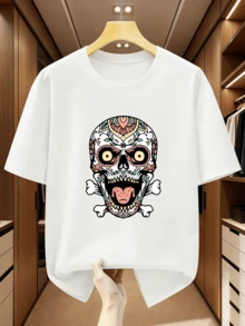 Skull With Colorful Details Symbolizing Vital Energy And The Connection Between Life And Death, Inspired By Mexican Art And Ornamental Strokes That Evoke Celebration And Spiritual Strength. Modern, Comfortable Men's T-Shirt Ideal For Everyday Wear And Casual Events. - 白色 - 查看 1