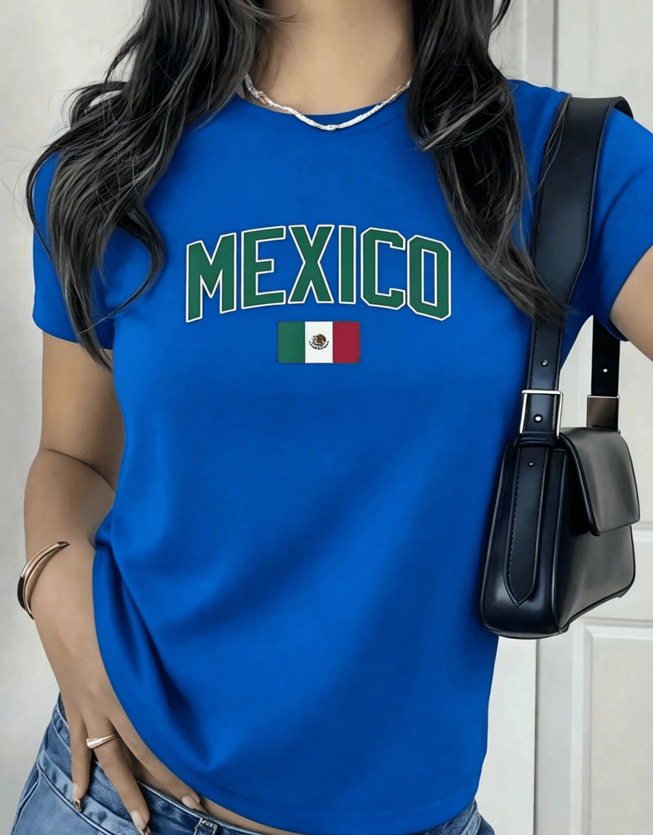 Soft Print With The Word "Mexico" In Green Letters And The National Flag Symbolizing Pride And Identity. 100% Cotton Women's Casual T-Shirt, Comfortable And Warm. - 藍色 - 查看 1