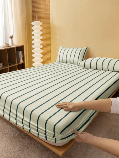 1pc Geometric Green Striped Pattern Fitted Sheet, 1pc Valentine's Day Mattress Cover, Fits King, Queen, Full And Twin Size Beds, Bedding Set, Deep Pocket Up To 11.8 Inches, Breathable & Wrinkle-Free, Better Sleep, Machine Washable