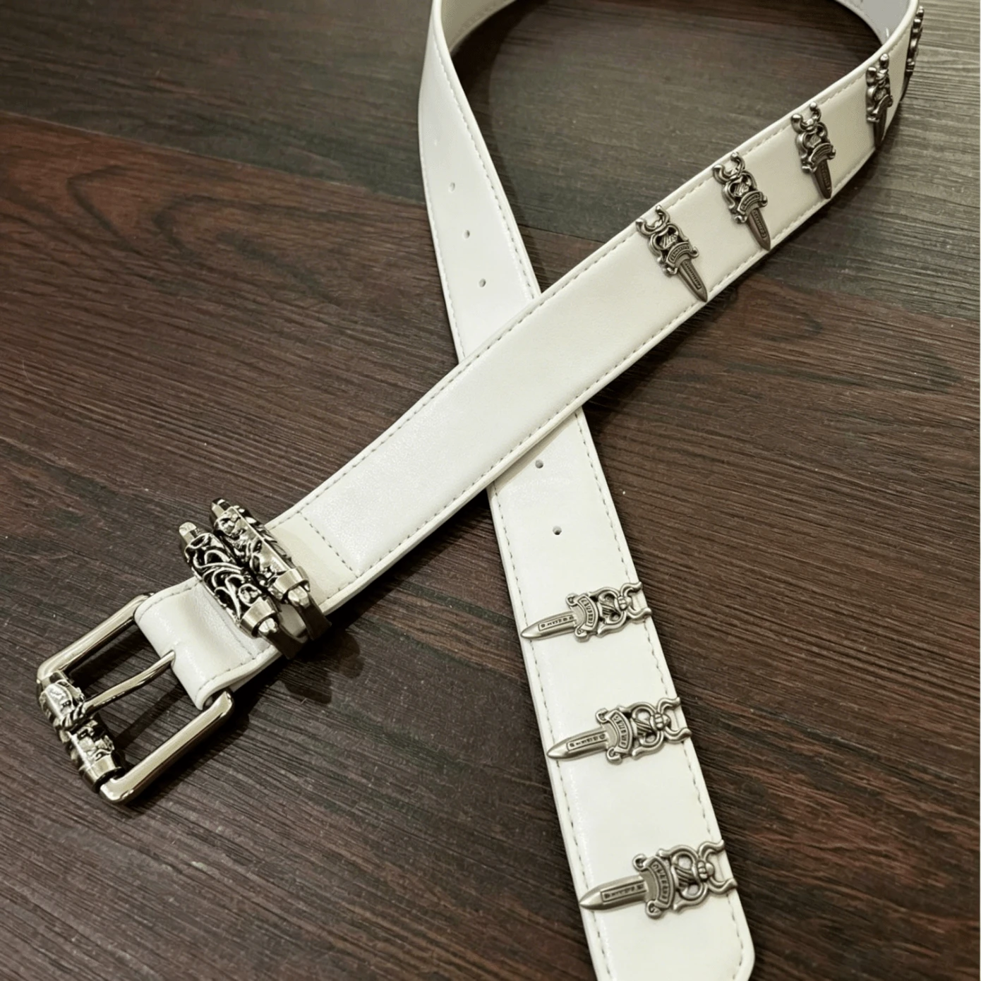 1 pieza Cinturón de moda de cuero PU blanco con hebilla cuadrada de metal estilo punk Y2K, con remaches tallados en forma de enredadera y espada sagrada, se puede combinar con jeans, sudaderas, denim desgastado, uso diario, estilo de moda, actividades al aire libre, calle, reuniones, fiestas, otoño, atuendos de otoño, Halloween, accesorios de otoño/invierno, Navidad, Día de San Valentín, regreso a la escuela, Halloween, vacaciones, regalo de graduación, cumpleaños - Rodillo de la Espada Sagrada Blanca - Ver 1