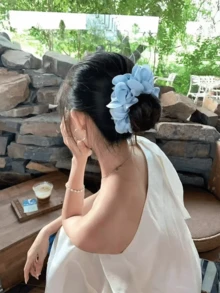 1入女款淺藍色緞面花朵髮圈，精緻奢華髮飾，柔美春夏風髮圈，適合約會、通勤、日常佩戴馬尾髮帶彈力橡皮筋 - 淺藍色 - 查看 3