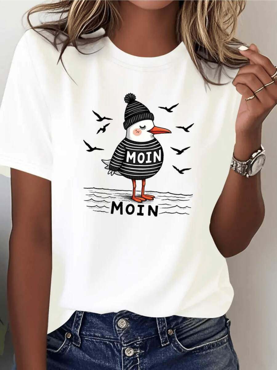 A Sailor Seagull With A Hat And Striped Scarf, The Motto MOIN On The Chest, And The Water Represent A Nautical Welcome And Greeting On A Sunny And Cool Day, Perfect For The Beach. A Women's Graphic T-Shirt With A Fun And Original Print For Your Casual Look, Ideal For Any Special Occasion Or As A Gift For A Friend Who Loves The Sea. - 白色 - 查看 1