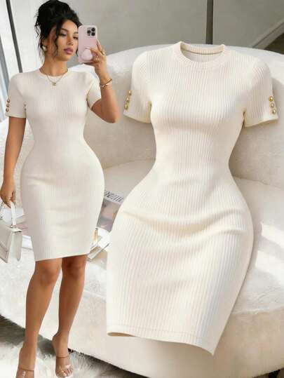 Vestido mini ajustado de punto acanalado para mujer, falda elegante de manga corta y cuello redondo en color blanco con decoración de botón dorado para el verano