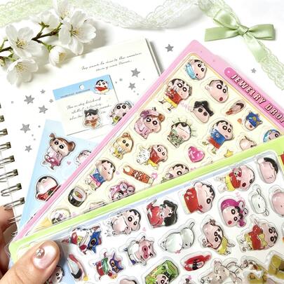 Hình dán 3D pha lê hình nhân vật hoạt hình ngộ nghĩnh, hình dán Kawaii dễ thương, hình dán thẩm mỹ cho sổ tay, bình nước, máy tính xách tay và ốp điện thoại. Bộ dụng cụ thủ công tự làm chống thấm nước, không để lại cặn, quà tặng sáng tạo cho học sinh và trẻ em. Thiết kế độc đáo, không rủi ro bản quyền, văn phòng phẩm bán chạy. Kết cấu pha lê 3D, kiểu dáng dễ thương, dễ sử dụng, ứng dụng rộng rãi cho đồ thủ công, sổ lưu niệm và trang trí hàng ngày. Hình dán sáng tạo dễ dán, phù hợp với mọi lứa tuổi, hoàn hảo cho các dự án thủ công tự làm của trẻ em.