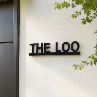 Biển treo tường đen phong cách tối giản hiện đại "THE LOO", bảng chất lượng cao bền bỉ phù hợp cho nhà ở, văn phòng, phòng tắm và không gian ngoài trời, dễ lắp đặt, chịu thời tiết, trang trí tường phong cách và tiện dụng cho thiết kế nội thất và ngoại thất đương đại