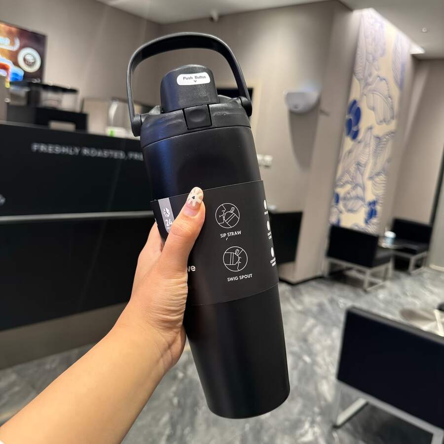 30oz Sports Water Bottle With A Comfortable Handle For Easy Carrying. Triple-Layer Insulation Keeps Drinks Cold For 24 Hours. Designed Specifically For Hydration Lovers. Vacuum Insulated Bottle/Cup, Water Bottle/Drinking Vessel, Stainless Steel Insulated Cup, Suitable For Both Hot And Cold Coffee. - màu đen - Xem 1