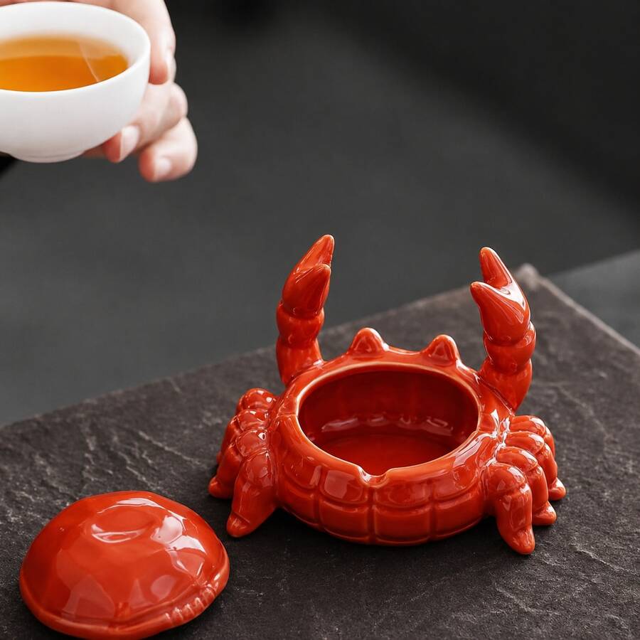 1个红色陶瓷螃蟹摆件 - 逼真的蟹钳造型，无需用电，可作桌面装饰品，适用于家居、办公室、酒吧 - 送给爸爸、男友、吸烟者的趣味礼物 - 易于清洁的烟灰缸，动物主题，光滑表面，新奇玩意儿