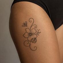 1pc Waterproof & Smudge-Proof Temporary Tattoo, PVC Realistic Ladybug & Floral Tattoo Sticker, Suitable For Daily Use - Grey - View 2
