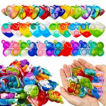 1 pieza Llavero con forma de corazón esponjoso, juguete antiestrés de silicona suave con burbujas que se revientan, juguete portátil para aliviar el estrés, adecuado para todas las edades, excelente para volver a la escuela, juguete de relajación en el aula - Multicolor - Ver 1