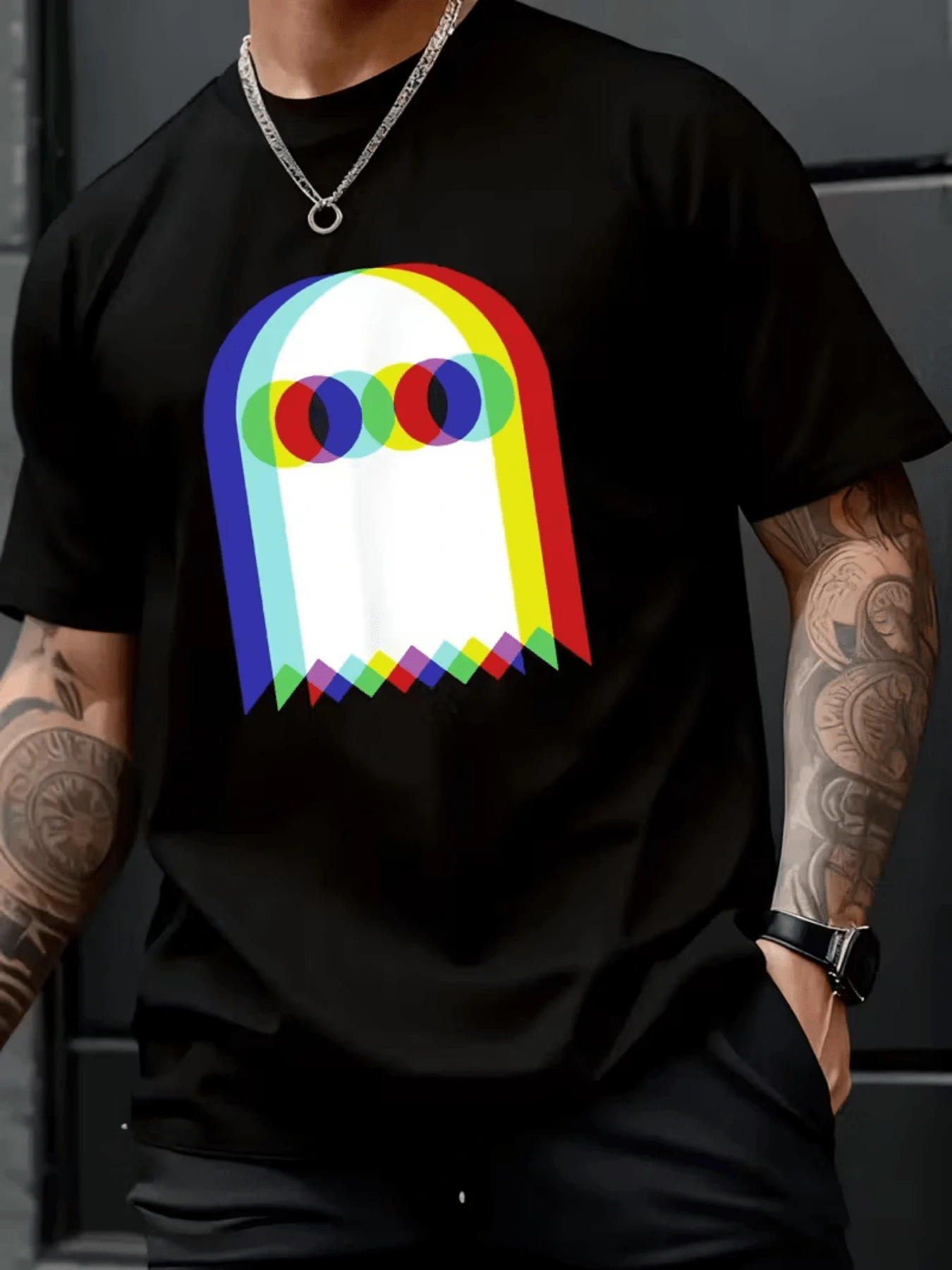 Fantasma con efectos de color RGB desfasados y vibrantes que representan una estética surrealista y moderna con un toque lúdico y enigmático perfecta para la camiseta de hombre ideal para expresar tu individualidad audaz y divertida en cualquier ocasión casual añadiendo un toque de misterio y originalidad a tu atuendo diario esta camiseta de hombre es la pieza clave para destacar. - Negro - Ver 1