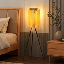 1 pieza Luz solar de piso con trípode para exteriores, luz solar de ratán, luz de porche con altura ajustable, luz de ambiente para patio, camping y fiestas, luz de decoración estilo rural para interiores y exteriores, adecuada para patio, terraza, jardín y decoración de porche - energía solar - Ver 1