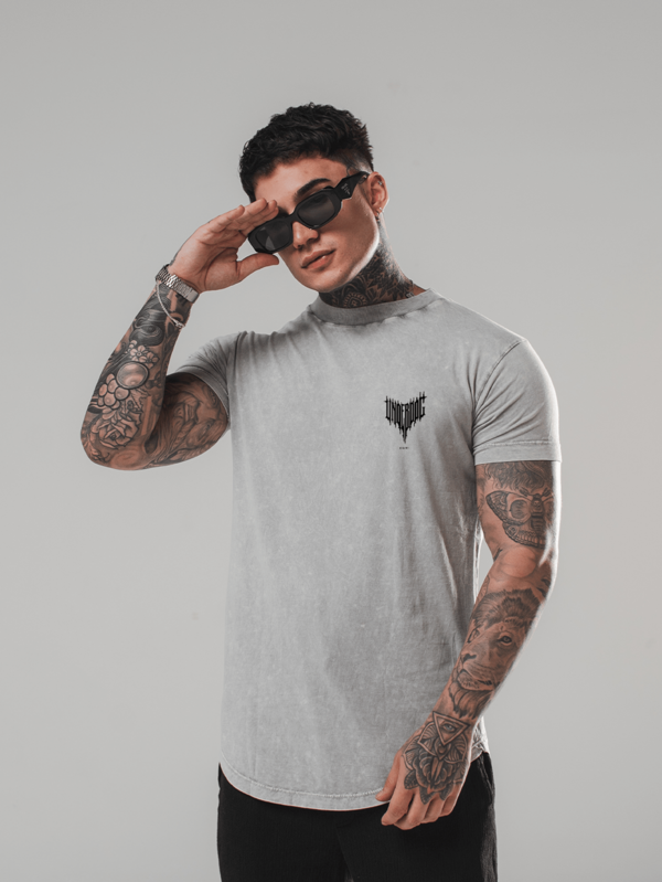 Camiseta Longline Gola fechada Manga Curta DMUNIZ Malha Premium, 100% Algodão, Casual com Estampa Streetwear Gótica Underdog