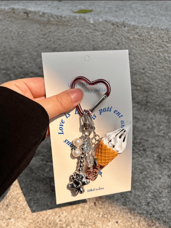 Llavero de estilo único y moderno Y2K - Diseño de helado con forma de corazón, cadena de cuentas, decoración con colgante de oso de metal