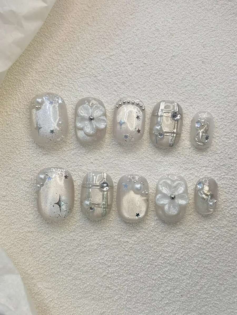 10片純手工穿戴甲 短圓形美甲 銀色與白色貓眼美甲 附3D花朵與格紋圖案 可愛時尚 Y2K 溫柔風 適合女性與女孩 春夏秋冬 節日與日常使用 - 銀色 - 查看 1
