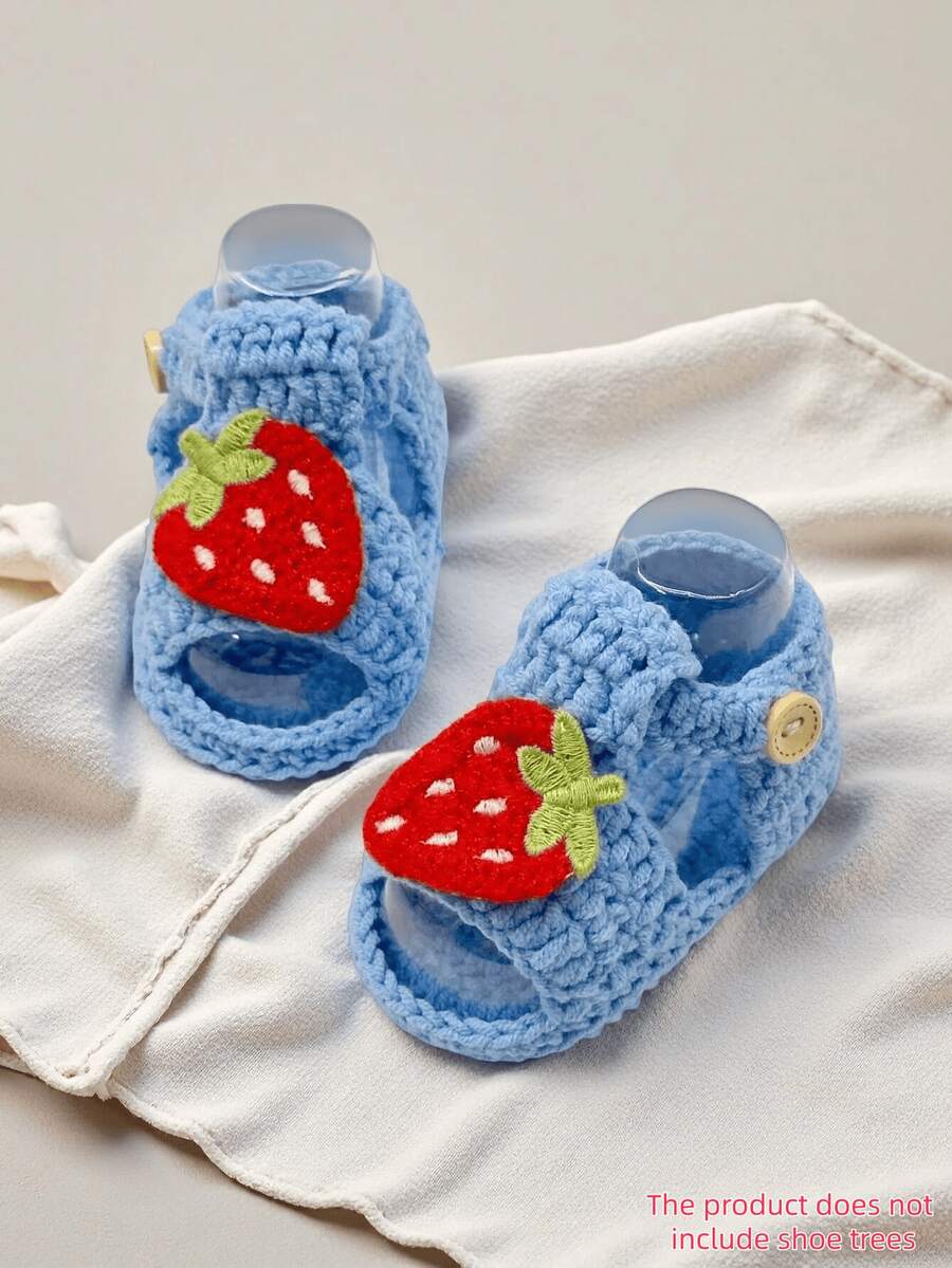 1 par de sandalias de bebé hechas a mano a ganchillo, blancas con decoración de fresa, botitas suaves tejidas con botón - Azul - Ver 1