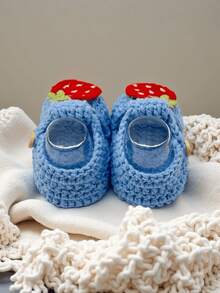 1 par de sandalias de bebé hechas a mano a ganchillo, blancas con decoración de fresa, botitas suaves tejidas con botón - Azul - Ver 6
